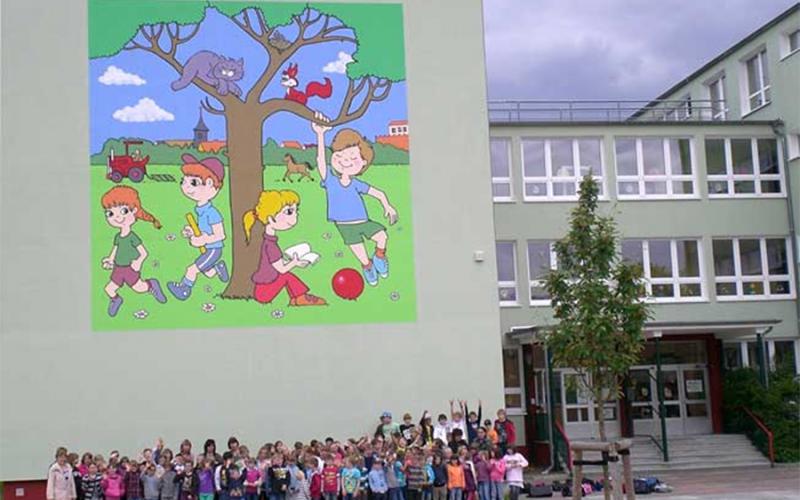 Grundschule Friedland individuelle Fassadengestaltung in Zusammenarbeit mit Grafiker Bernhard Ast